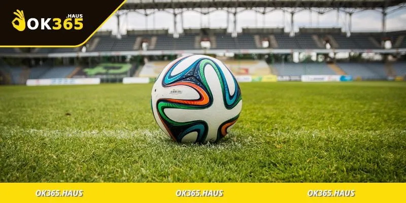 Người chơi đang theo dõi kèo đồng banh trên điện thoại cá cược