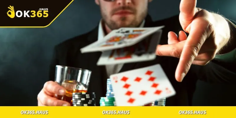 Poker Là Gì? Khám Phá Luật Chơi Và Tuyệt Chiêu Chiến Thắng 3 Bộ bài tiêu chuẩn cùng chip cược trên bàn đấu