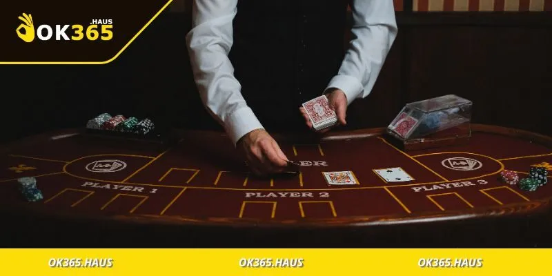 Poker Là Gì? Khám Phá Luật Chơi Và Tuyệt Chiêu Chiến Thắng 4 Người chơi đang ghi chú chiến thuật cá nhân